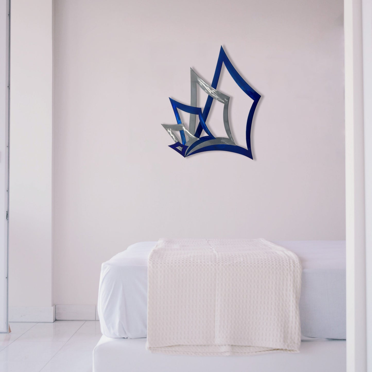 blue-poker-hand-2.0-in-bedroom-scaled