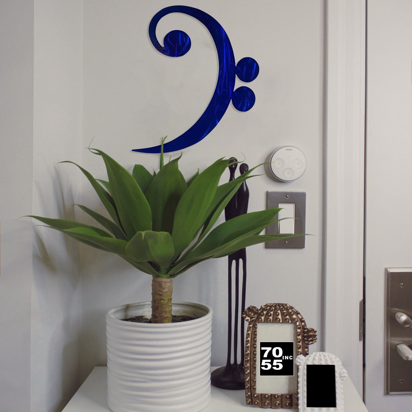 candy-blue-bass-clef-by-door-scaled