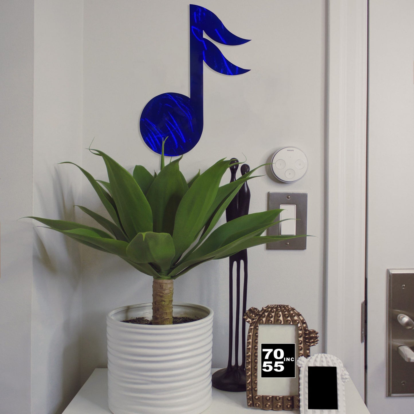 candy-blue-sixteenth-note-by-door-scaled