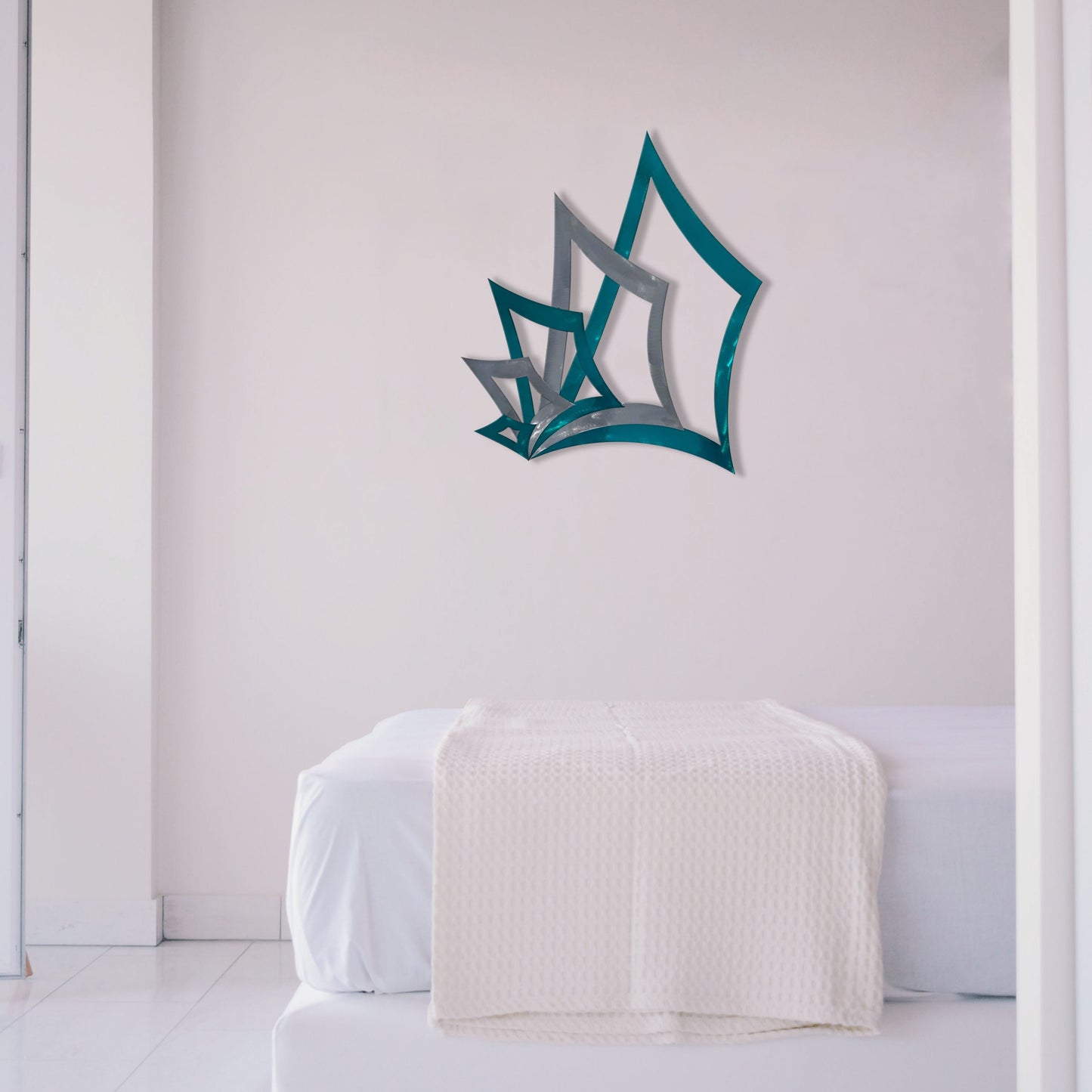 teal-poker-hand-2.0-in-bedroom-scaled